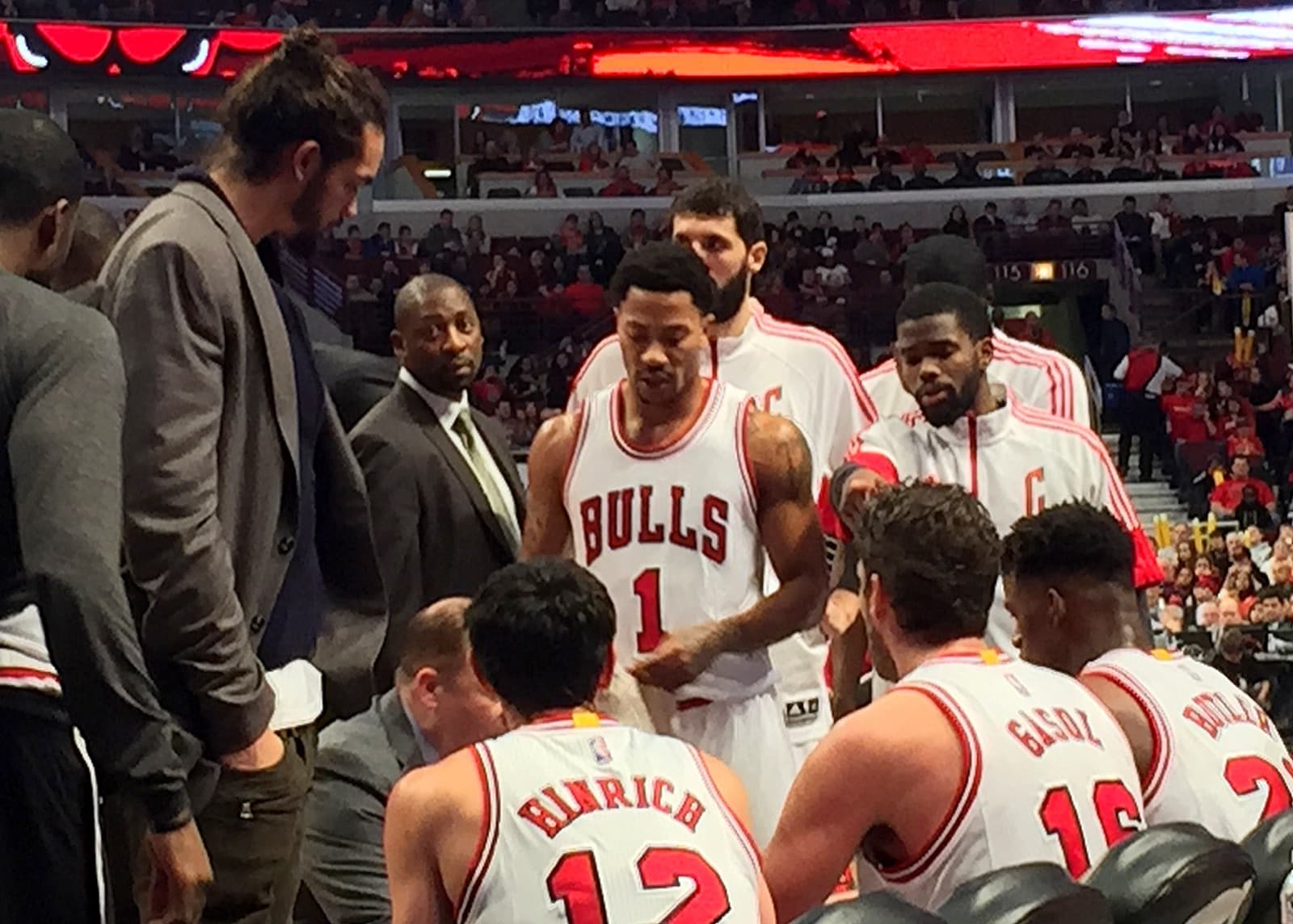 Derrick Rose and the Chicago Bulls huddled during a timeout